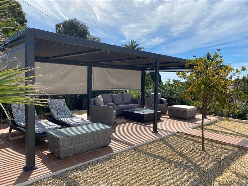 Lynx - 3.5m x 7.2m Manual Louvre Roof Pergola